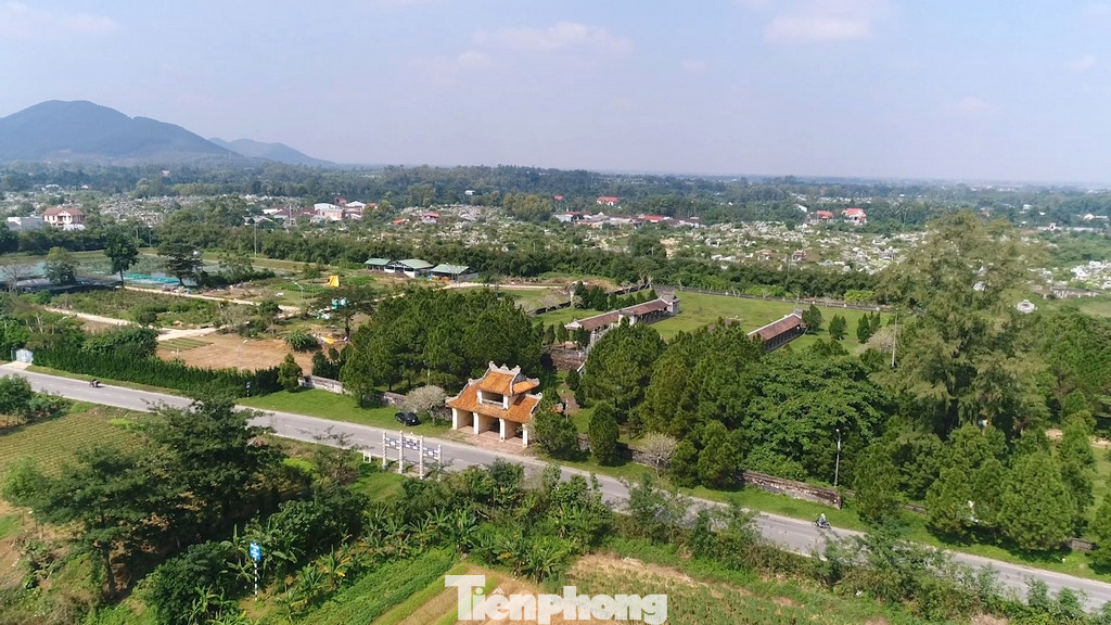 Văn Thánh Huế (Văn Miếu) tọa lạc bên bờ sông Hương thuộc địa phận phường Hương Hồ (thị xã Hương Trà Thừa Thiên Huế), cách chùa Thiên Mụ Huế khoảng một km.