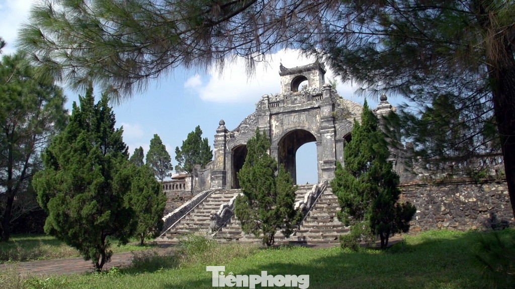 Công trình tọa lạc trên một quả đồi thấp, quay mặt về hướng Nam và nhìn ra dòng Hương Giang thơ mộng. Đây là di tích lịch sử có khung cảnh hữu tình, vừa cổ kính vừa tráng lệ nên được du khách ghé thăm.