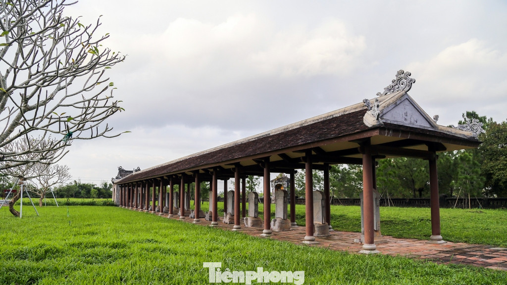 Ngoài việc được xây dựng làm nơi thờ Khổng Tử thì Văn Thánh Miếu Huế còn là nơi thờ Mạnh Tử, Nhan Tử, Tăng Tử, Tư Tử, Thập Nhị Triết và các bậc thánh hiền có công trong việc xây dựng, phát triển đạo Nho.