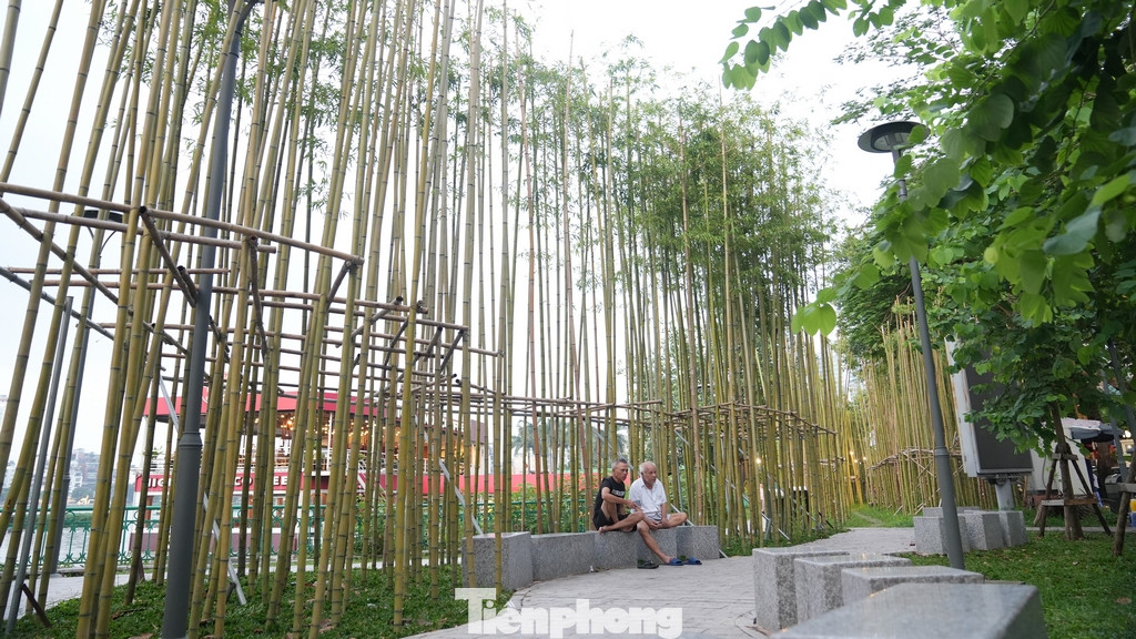 Hiện tại đây là không gian quen thuộc của người cao tuổi và trẻ nhỏ sống gần khu vực hồ mỗi khi chiều đến.