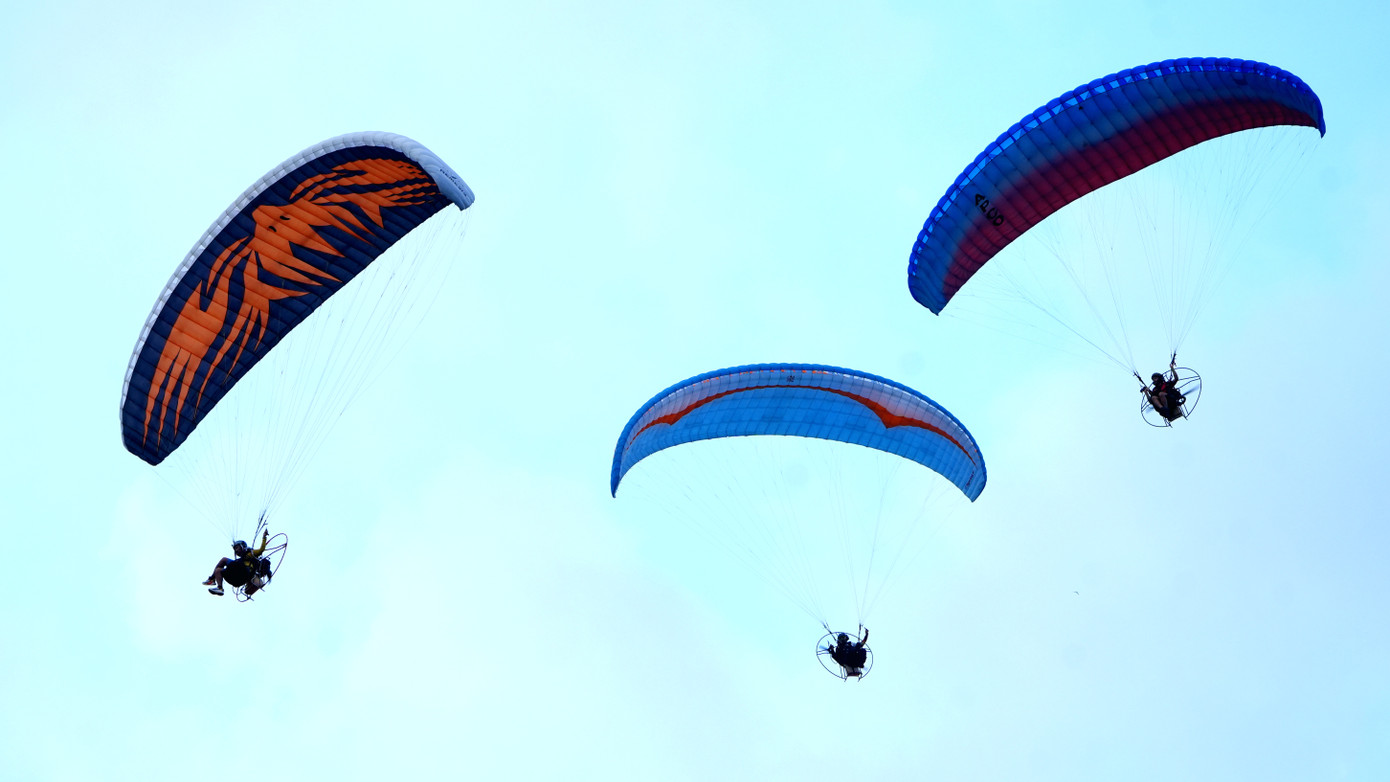 Những cánh dù nhiều màu sắc tô điểm cho sự kiện Lễ hội Sen Hà Nội lần đầu được tổ chức với quy mô hoành tráng.