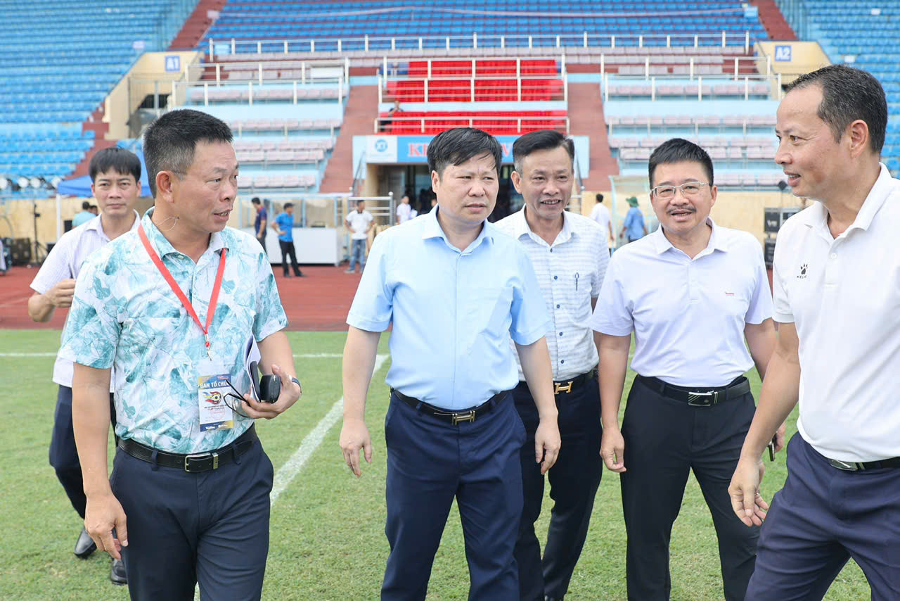 Nhà báo Phùng Công Sưởng - Tổng Biên tập báo Tiền Phongvàông Vũ Đức Thọ - Giám đốc Sở Văn hoá, Thể thao và Du lịch tỉnh Nam Định, cùng các thành viên Ban tổ chức trận Siêu Cúp bóng đá Quốc gia - Cúp THACO 2023/2024 rà soát công tác chuẩn bị tại sân vận động Thiên Trường.