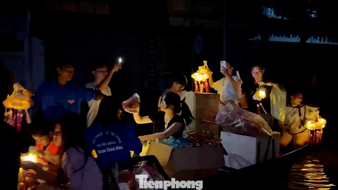 Tuy nhiên vì ngập lụt nên hội thi phải hoãn đến cuối tuần này, địa bàn xã có 12 thôn nhưng có 2 thôn Đừn và Đồng Dâu là bị ngập toàn bộ, cả 2 thôn đã bị cắt điện gần 1 tuần nay, nhiều hộ ngập sâu phải di dời đến nơi an toàn.