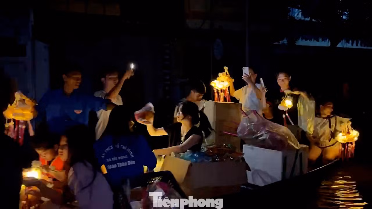 Tuy nhiên vì ngập lụt nên hội thi phải hoãn đến cuối tuần này, địa bàn xã có 12 thôn nhưng có 2 thôn Đừn và Đồng Dâu là bị ngập toàn bộ, cả 2 thôn đã bị cắt điện gần 1 tuần nay, nhiều hộ ngập sâu phải di dời đến nơi an toàn.