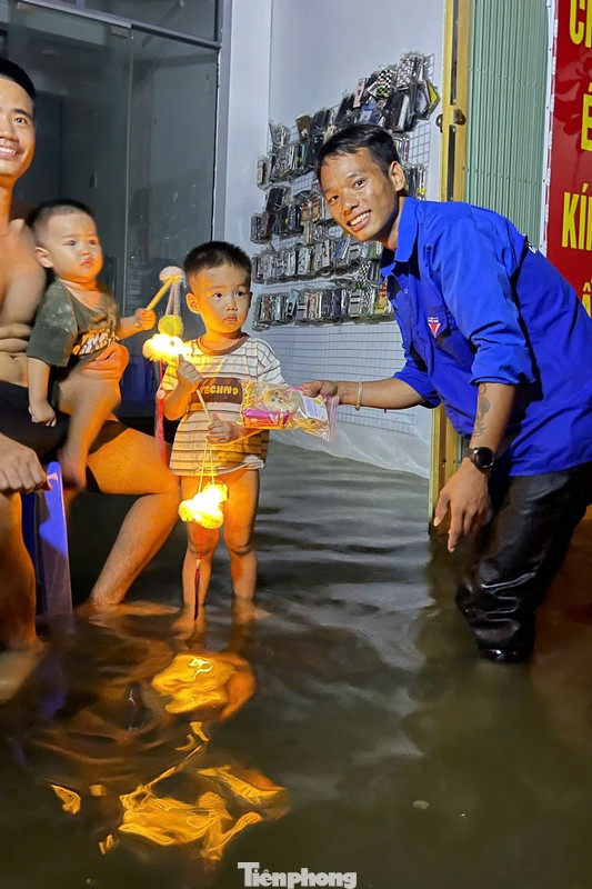 Đoàn viên thanh niên xã Tốt Động (huyện Chương Mỹ, TP Hà Nội) đi phát quà cho các bạn nhỏ ở vùng ngập lụt.