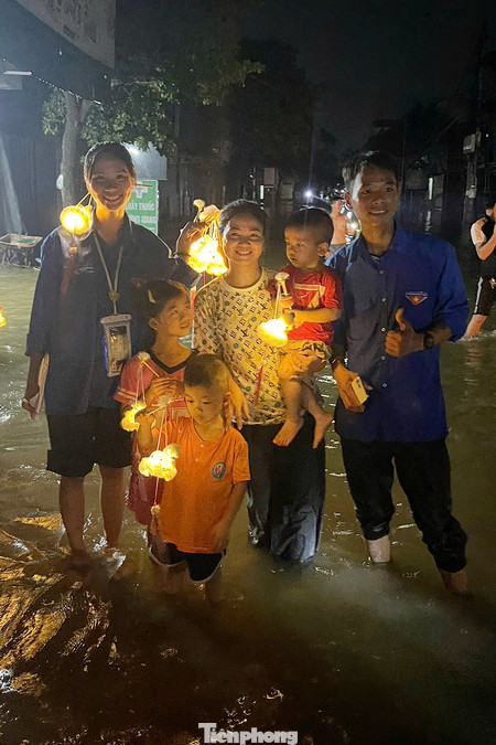 Đoàn viên thanh niên xã Tốt Động (huyện Chương Mỹ, TP Hà Nội) đi phát quà cho các bạn nhỏ ở vùng ngập lụt.