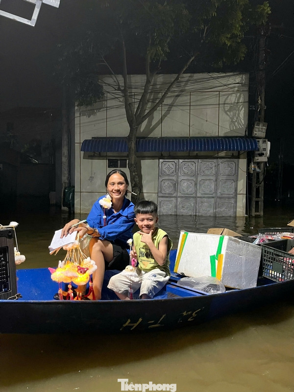 Ánh mắt thích thú khi nhận được phần quà Trung thu của các bạn nhỏ trong vùng ngập lụt của Hà Nội.