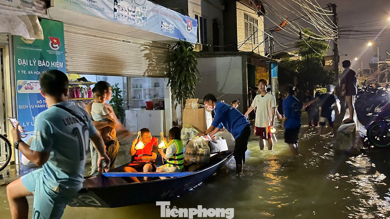 Từ tối hôm qua và tối Trung thu hôm nay (17/9), đoàn viên thanh niên của thôn Đừn, thôn Đồng Dâu (huyện Chương Mỹ, TP Hà Nội) đã chuẩn bị hơn 500 suất quà gồm đèn lồng, bánh kẹo, bánh trung thu để đi đến từng từng nhà phát quà cho các bạn nhỏ.