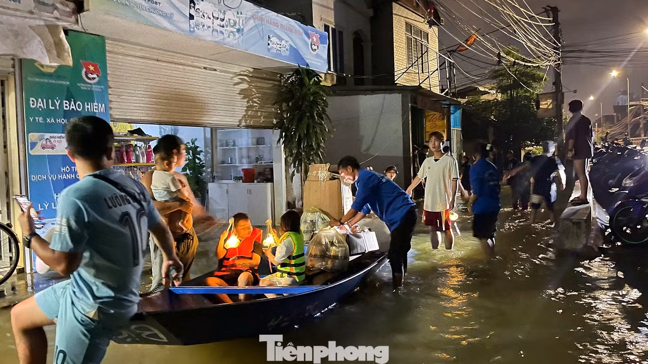 Từ tối hôm qua và tối Trung thu hôm nay (17/9), đoàn viên thanh niên của thôn Đừn, thôn Đồng Dâu (huyện Chương Mỹ, TP Hà Nội) đã chuẩn bị hơn 500 suất quà gồm đèn lồng, bánh kẹo, bánh trung thu để đi đến từng từng nhà phát quà cho các bạn nhỏ.