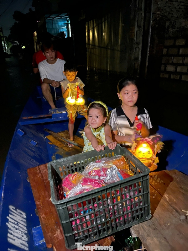 Ánh mắt thích thú khi nhận được phần quà Trung thu của các bạn nhỏ trong vùng ngập lụt của Hà Nội.