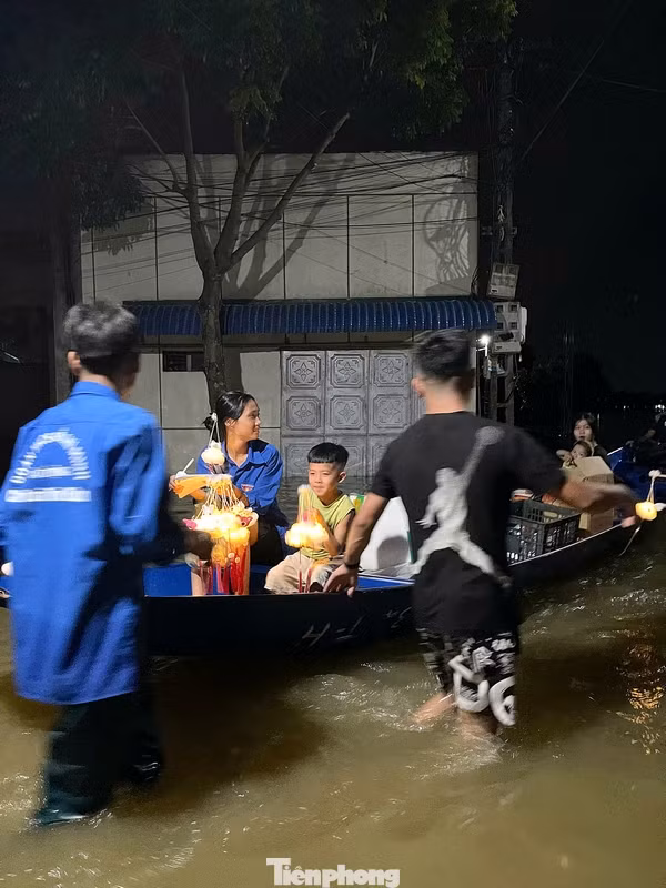 "Với suy nghĩ trăn trở làm sao để các bạn nhỏ vẫn có thể đón tết trung thu thì mình đã cùng với đoàn viên thanh niên của thôn Đừn và Đồng Dâu đã chuẩn bị hơn 500 suất quà gồm bánh kẹo và đèn lồng để đi từng nhà tặng các bạn nhỏ. Chúng em đã vô cùng xúc động khi thấy các bạn nhỏ đứng chờ ở cửa để đợi thuyền chở bánh kẹo, đèn lồng đến tặng. " Chị Đặng Thị Phương Hằng - Bí thư Đoàn xã Tốt Động chia sẻ.
