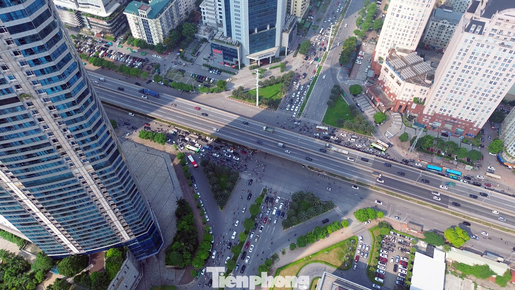 Để đảm bảo mặt đường đô thị hai bên hầm bố trí đủ 2 làn cơ giới và 1 làn hỗn hợp, cần xén hè hiện trạng của đường Mễ Trì và Dương Đình Nghệ. Để đảm bảo mặt đường đô thị hai bên hầm bố trí đủ 2 làn cơ giới và 1 làn hỗn hợp, cần xén hè hiện trạng của đường Mễ Trì và Dương Đình Nghệ.