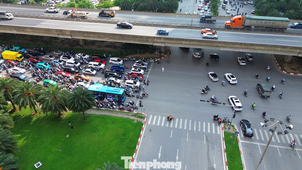 Thời gian chờ đèn đỏ từ đường Mễ Trì sang đường Dương Đình Nghệ là 110 giây, trong khi đèn xanh chỉ 40 giây, nên vào giờ cao điểm, các phương tiện phải chờ nhiều lượt đèn đỏ mới đi qua được ngã tư này. Thời gian chờ đèn đỏ từ đường Mễ Trì sang đường Dương Đình Nghệ là 110 giây, trong khi đèn xanh chỉ 40 giây, nên vào giờ cao điểm, các phương tiện phải chờ nhiều lượt đèn đỏ mới đi qua được ngã tư này.