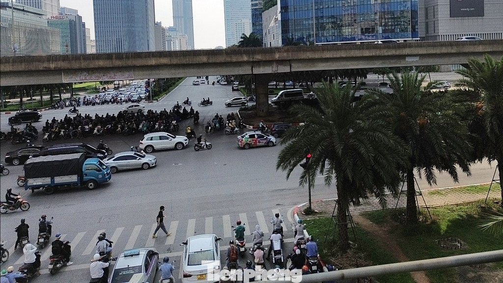 Thời gian chờ đèn đỏ từ đường Mễ Trì sang đường Dương Đình Nghệ là 110 giây, trong khi đèn xanh chỉ 40 giây, nên vào giờ cao điểm, các phương tiện phải chờ nhiều lượt đèn đỏ mới đi qua được ngã tư này. Thời gian chờ đèn đỏ từ đường Mễ Trì sang đường Dương Đình Nghệ là 110 giây, trong khi đèn xanh chỉ 40 giây, nên vào giờ cao điểm, các phương tiện phải chờ nhiều lượt đèn đỏ mới đi qua được ngã tư này.