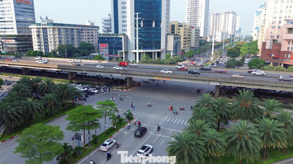 Thời gian chờ đèn đỏ từ đường Mễ Trì sang đường Dương Đình Nghệ là 110 giây, trong khi đèn xanh chỉ 40 giây, nên vào giờ cao điểm, các phương tiện phải chờ nhiều lượt đèn đỏ mới đi qua được ngã tư này. Thời gian chờ đèn đỏ từ đường Mễ Trì sang đường Dương Đình Nghệ là 110 giây, trong khi đèn xanh chỉ 40 giây, nên vào giờ cao điểm, các phương tiện phải chờ nhiều lượt đèn đỏ mới đi qua được ngã tư này.