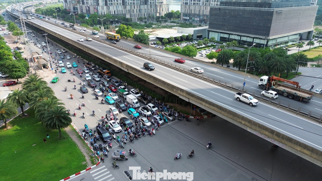 Thời gian chờ đèn đỏ từ đường Mễ Trì sang đường Dương Đình Nghệ là 110 giây, trong khi đèn xanh chỉ 40 giây, nên vào giờ cao điểm, các phương tiện phải chờ nhiều lượt đèn đỏ mới đi qua được ngã tư này. Thời gian chờ đèn đỏ từ đường Mễ Trì sang đường Dương Đình Nghệ là 110 giây, trong khi đèn xanh chỉ 40 giây, nên vào giờ cao điểm, các phương tiện phải chờ nhiều lượt đèn đỏ mới đi qua được ngã tư này.