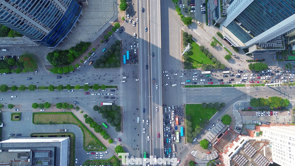 Nút giao nằm lọt thỏm giữa các tòa nhà cao tầng được coi là cao nhất thành phố Hà Nội. Nút giao nằm lọt thỏm giữa các tòa nhà cao tầng được coi là cao nhất thành phố Hà Nội.