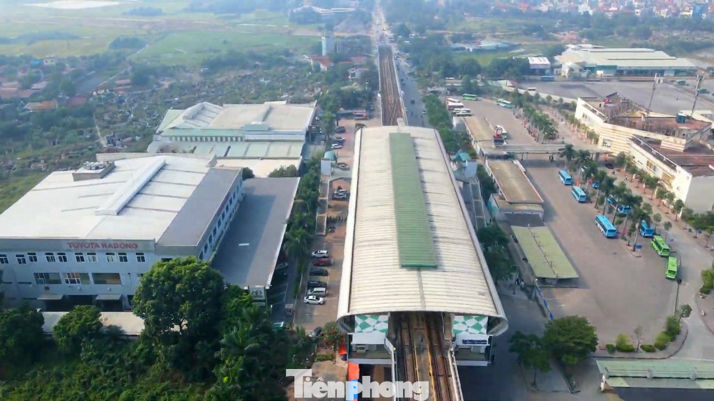 Trên tuyến có 7 cầu đường bộ và 1 cống hộp; 4 nút giao chính gồm nút giao Ba La (giao với Quốc lộ 21B), nút giao với đường Vành đai 4, nút giao với đường trục Bắc - Nam và nút giao với Quốc lộ 21. Trên tuyến có 7 cầu đường bộ và 1 cống hộp; 4 nút giao chính gồm nút giao Ba La (giao với Quốc lộ 21B), nút giao với đường Vành đai 4, nút giao với đường trục Bắc - Nam và nút giao với Quốc lộ 21.