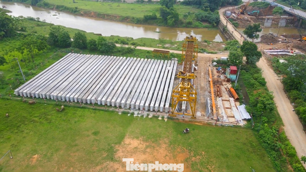 Dầm cầu Tân Trượng được đúc tại chỗ để phục vụ lắp đặt trong thời gian tới. Dầm cầu Tân Trượng được đúc tại chỗ để phục vụ lắp đặt trong thời gian tới.