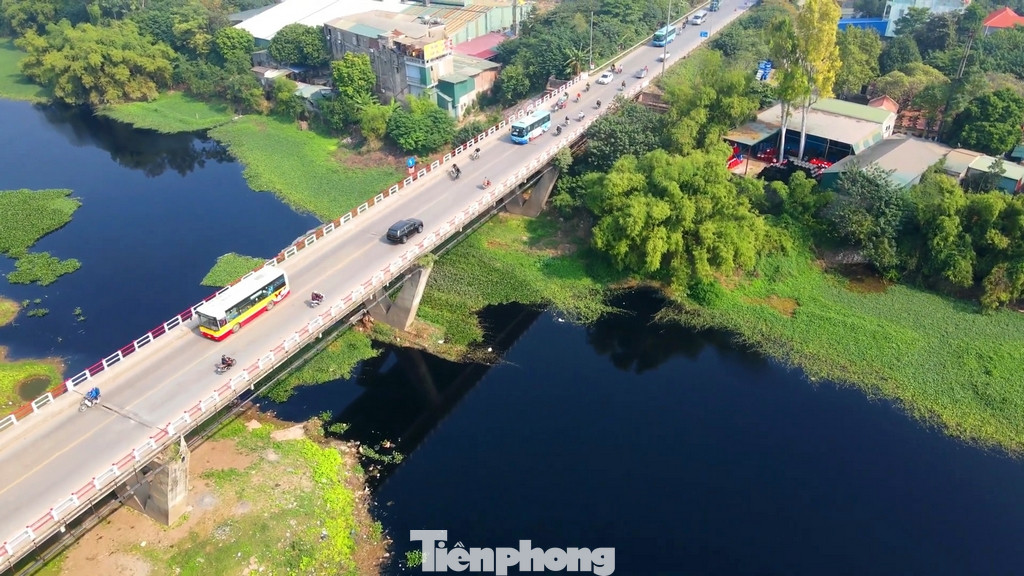 Trong 4 nút giao này, riêng nút giao Ba La được thiết kế đồng mức. 3 nút giao còn lại là khác mức. “Dự án có tổng mức đầu tư hơn 8.100 tỷ đồng, nguồn ngân sách thành phố Hà Nội với thời gian thi công từ năm 2022 đến 2027 (5 năm). Trong đó chi phí giải phóng mặt bằng hơn 5.000 tỷ đồng; chi phí xây dựng và thiết bị hơn 2.947 tỷ đồng Trong 4 nút giao này, riêng nút giao Ba La được thiết kế đồng mức. 3 nút giao còn lại là khác mức. “Dự án có tổng mức đầu tư hơn 8.100 tỷ đồng, nguồn ngân sách thành phố Hà Nội với thời gian thi công từ năm 2022 đến 2027 (5 năm). Trong đó chi phí giải phóng mặt bằng hơn 5.000 tỷ đồng; chi phí xây dựng và thiết bị hơn 2.947 tỷ đồng