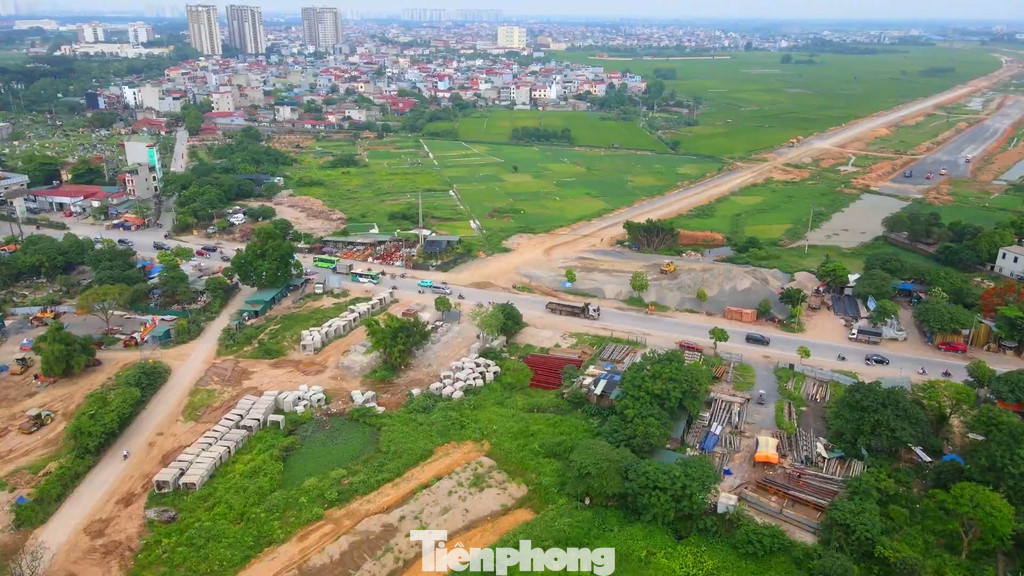 Đặc biệt, đoạn gần khu vực bến xe Yên Nghĩa, dự án có giao cắt với đường Vành đai 4 cũng đang gấp rút thi công của Hà Nội. Đặc biệt, đoạn gần khu vực bến xe Yên Nghĩa, dự án có giao cắt với đường Vành đai 4 cũng đang gấp rút thi công của Hà Nội.