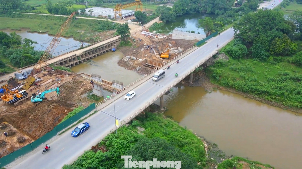 Toàn bộ dự án có 2 cây cầu lớn phải thi công là cầu Mai Lĩnh và cầu Tân Trượng, cầu Mai Lĩnh hiện chưa tiến hành thi công mở rộng do vướng mắc trong khâu giải phóng mặt bằng. Trên ảnh là cầu Tân Trượng đang tiến hành thi công các hạng mục trụ cầu. Toàn bộ dự án có 2 cây cầu lớn phải thi công là cầu Mai Lĩnh và cầu Tân Trượng, cầu Mai Lĩnh hiện chưa tiến hành thi công mở rộng do vướng mắc trong khâu giải phóng mặt bằng. Trên ảnh là cầu Tân Trượng đang tiến hành thi công các hạng mục trụ cầu.