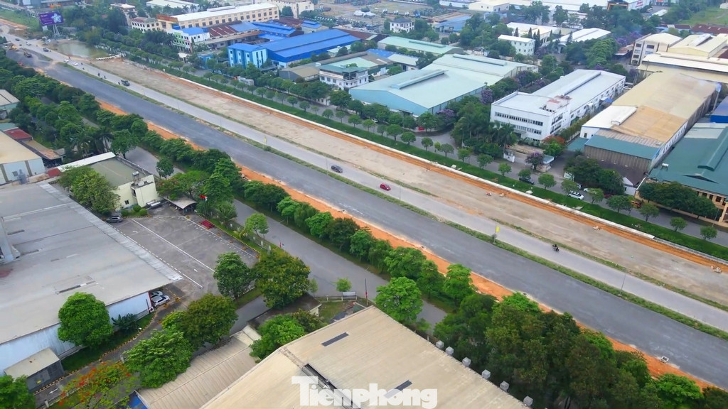 Từ mặt cắt đường hiện có rộng từ 6 đến 10 mét, tuyến đường sẽ được nâng cấp, mở rộng đến 60 mét, tương đương 4 đến 6 làn xe. Từ mặt cắt đường hiện có rộng từ 6 đến 10 mét, tuyến đường sẽ được nâng cấp, mở rộng đến 60 mét, tương đương 4 đến 6 làn xe.