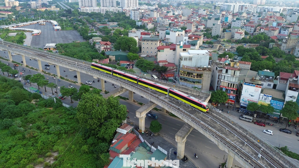 Tại phiên họp thứ hai của Tổ công tác giúp việc Ban chỉ đạo triển khai các dự án đường sắt đô thị Hà Nội và TPHCM hôm 17/7, Phó Chủ tịch UBND TP Hà Nội Dương Đức Tuấn cho biết, tuyến Metro Nhổn - ga Hà Nội đã hoàn thành thẩm duyệt phòng cháy chữa cháy, đào tạo nhân sự và dự kiến đưa vào sử dụng đoạn trên cao vào cuối tháng 7. Tại phiên họp thứ hai của Tổ công tác giúp việc Ban chỉ đạo triển khai các dự án đường sắt đô thị Hà Nội và TPHCM hôm 17/7, Phó Chủ tịch UBND TP Hà Nội Dương Đức Tuấn cho biết, tuyến Metro Nhổn - ga Hà Nội đã hoàn thành thẩm duyệt phòng cháy chữa cháy, đào tạo nhân sự và dự kiến đưa vào sử dụng đoạn trên cao vào cuối tháng 7.