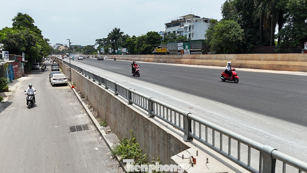 Tiếp theo là dự án mở rộng đường Âu Cơ - Nghi Tàm (tại quận Tây Hồ) với kỳ vọng khi hoàn thành sẽ giải tỏa ùn tắc, bảo đảm giao thông kết nối trung tâm Hà Nội với Cảng hàng không quốc tế Nội Bài cũng sắp sửa về đích sau 4 năm thi công. Tiếp theo là dự án mở rộng đường Âu Cơ - Nghi Tàm (tại quận Tây Hồ) với kỳ vọng khi hoàn thành sẽ giải tỏa ùn tắc, bảo đảm giao thông kết nối trung tâm Hà Nội với Cảng hàng không quốc tế Nội Bài cũng sắp sửa về đích sau 4 năm thi công.
