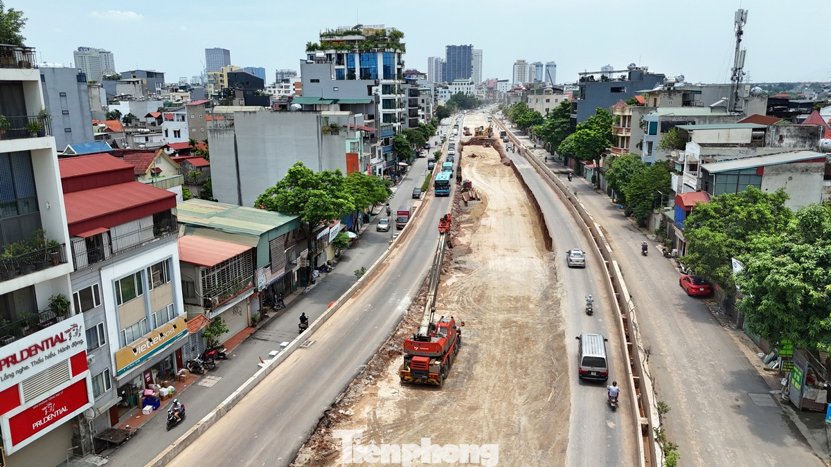 Đoạn còn lại từ chợ hoa Quảng An đến Nhật Tân dài hơn 1,5km đang được chủ đầu tư, nhà thầu huy động 100% máy móc, công nhân đẩy nhanh tiến độ thi công. Đoạn còn lại từ chợ hoa Quảng An đến Nhật Tân dài hơn 1,5km đang được chủ đầu tư, nhà thầu huy động 100% máy móc, công nhân đẩy nhanh tiến độ thi công.