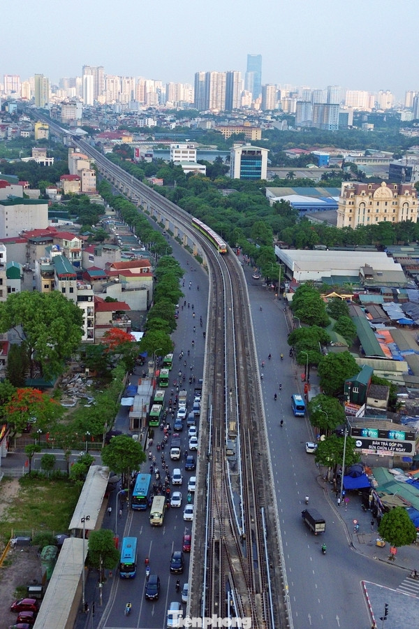 Sau nhiều lần lùi tiến độ, mốc hoàn thành mới toàn tuyến dự kiến là năm 2027. Nguyên nhân chậm trễ được cơ quan chức năng chỉ ra gồm 2 nguyên nhân chính, là do vướng giải phóng mặt bằng và năng lực nhà thầu depot hạn chế. Sau nhiều lần lùi tiến độ, mốc hoàn thành mới toàn tuyến dự kiến là năm 2027. Nguyên nhân chậm trễ được cơ quan chức năng chỉ ra gồm 2 nguyên nhân chính, là do vướng giải phóng mặt bằng và năng lực nhà thầu depot hạn chế.