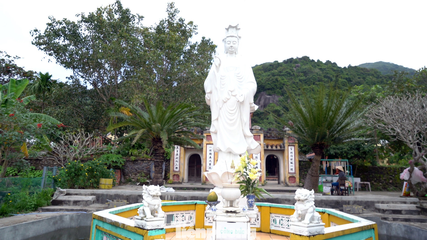 Tương truyền rằng ngày xưa có một con thuyền chở gỗ đi ngang qua Cù Lao Chàm thì trời tối nên họ dừng lại tại đảo để nghỉ ngơi. Nhưng những ngày sau đó trời bỗng dưng nổi giông lớn không ngừng, làm tàu không thể đi được. Sau vài ngày ở lại, có một người trong đoàn đã đến miếu cầu nguyện. Khi xin keo mới biết được rằng những cây gỗ họ đang chở phải để lại để xây chùa, không thể đem đi. Tương truyền rằng ngày xưa có một con thuyền chở gỗ đi ngang qua Cù Lao Chàm thì trời tối nên họ dừng lại tại đảo để nghỉ ngơi. Nhưng những ngày sau đó trời bỗng dưng nổi giông lớn không ngừng, làm tàu không thể đi được. Sau vài ngày ở lại, có một người trong đoàn đã đến miếu cầu nguyện. Khi xin keo mới biết được rằng những cây gỗ họ đang chở phải để lại để xây chùa, không thể đem đi.