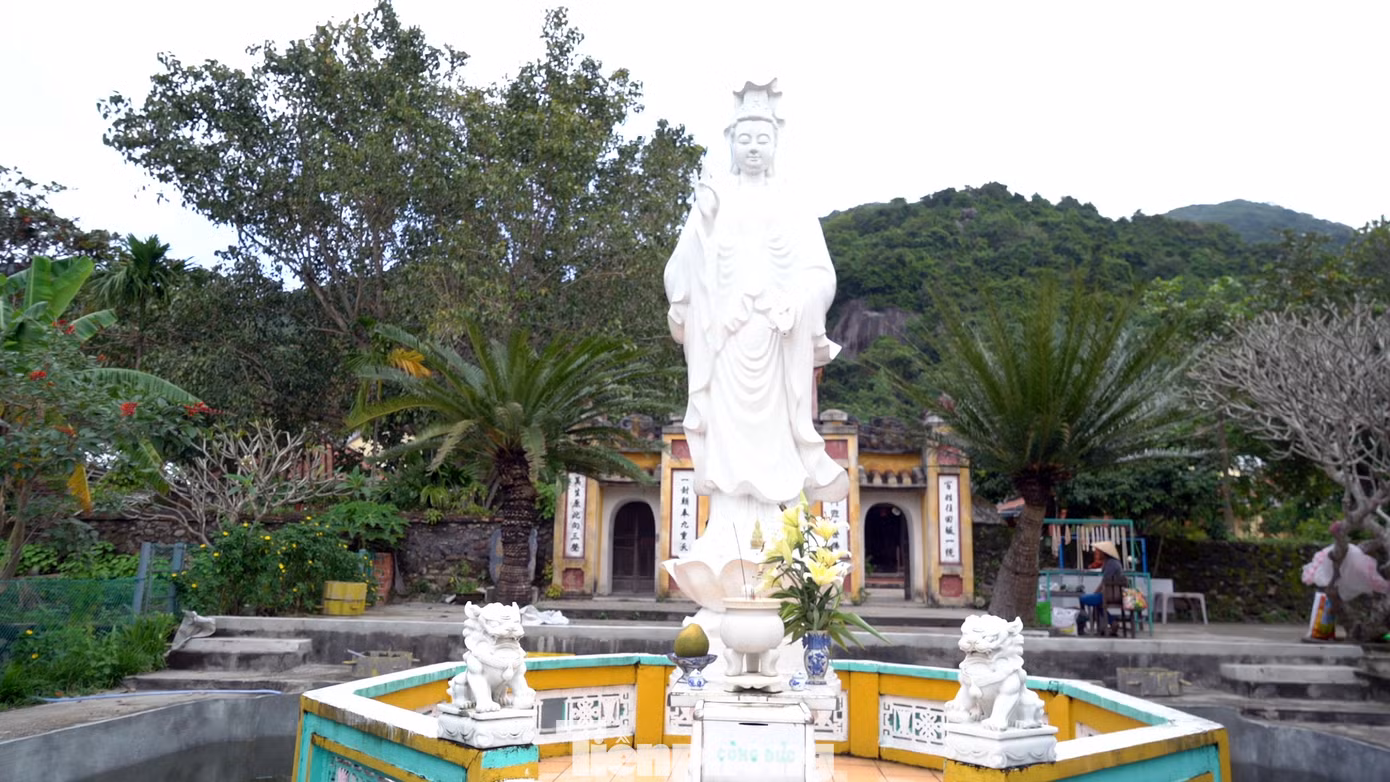 Tương truyền rằng ngày xưa có một con thuyền chở gỗ đi ngang qua Cù Lao Chàm thì trời tối nên họ dừng lại tại đảo để nghỉ ngơi. Nhưng những ngày sau đó trời bỗng dưng nổi giông lớn không ngừng, làm tàu không thể đi được. Sau vài ngày ở lại, có một người trong đoàn đã đến miếu cầu nguyện. Khi xin keo mới biết được rằng những cây gỗ họ đang chở phải để lại để xây chùa, không thể đem đi.
