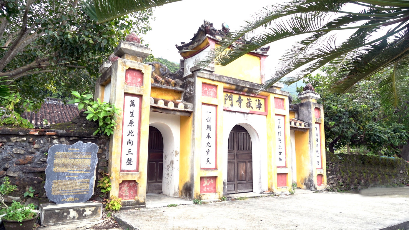 Chùa được xây dựng vào thời kỳ Cảnh Hưng năm 1758, do Hương Hải thiền sư phá núi lập nên. Ban đầu, nơi đây chỉ là am nhỏ làm nơi trú ẩn của Ngài. Chùa được xây dựng vào thời kỳ Cảnh Hưng năm 1758, do Hương Hải thiền sư phá núi lập nên. Ban đầu, nơi đây chỉ là am nhỏ làm nơi trú ẩn của Ngài.