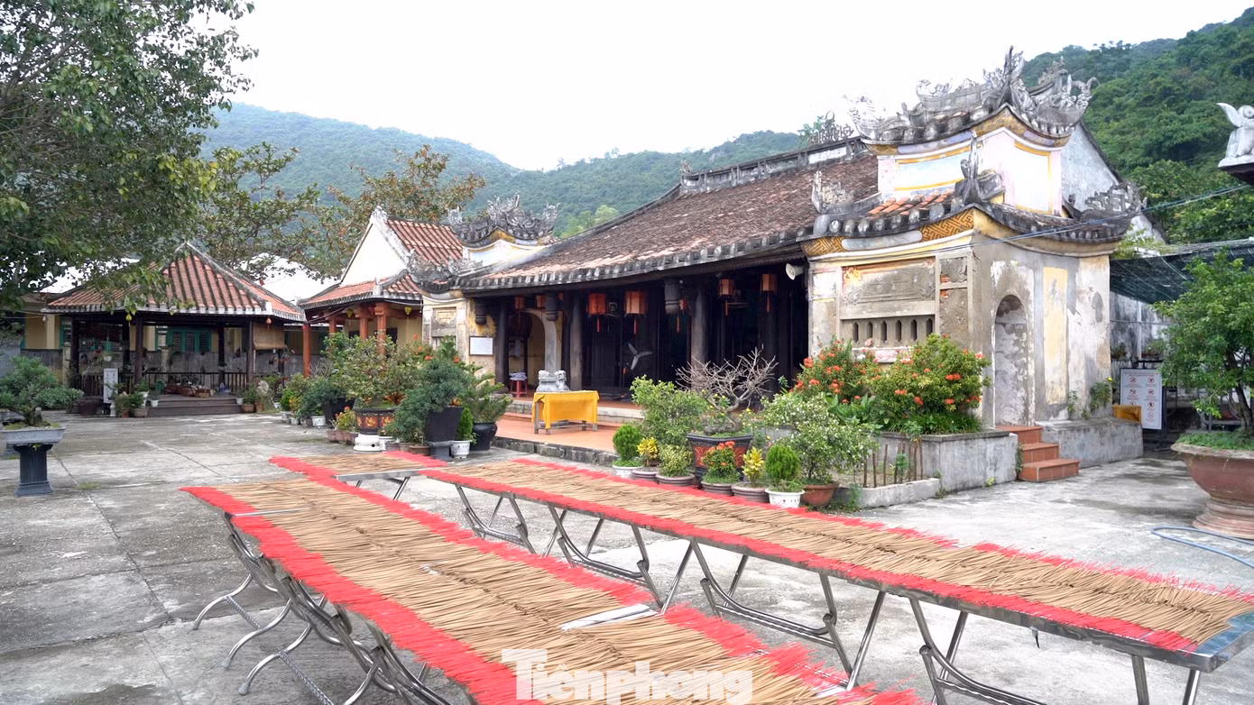 Sau này, đến đời đệ tử thứ 4, chùa được đông đảo người dân góp công xây dựng và đặt tên là Hải Tạng. Do bị tác động của gió bão gây hư hại nên năm 1848, chùa được dời đến vị trí hiện tại và tu sửa khang trang hơn.