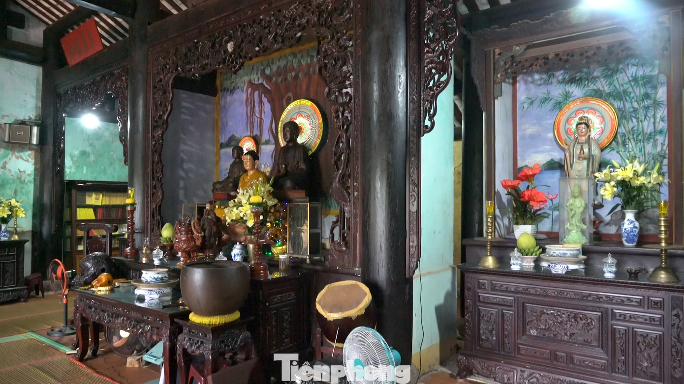 Không chỉ gắn liền với truyền thuyết tâm linh bí ẩn, chùa Hải Tạng còn gây ấn tượng với “4 không”: không trụ trì, không vàng mã, không điện đèn và không có không sư sãi. Không chỉ gắn liền với truyền thuyết tâm linh bí ẩn, chùa Hải Tạng còn gây ấn tượng với “4 không”: không trụ trì, không vàng mã, không điện đèn và không có không sư sãi.