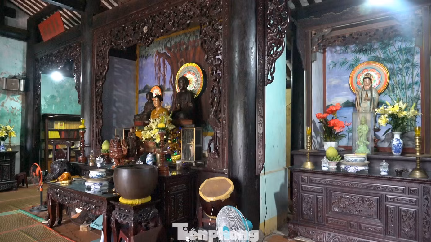 Không chỉ gắn liền với truyền thuyết tâm linh bí ẩn, chùa Hải Tạng còn gây ấn tượng với “4 không”: không trụ trì, không vàng mã, không điện đèn và không có không sư sãi.