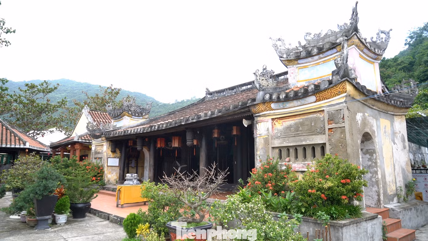 Cũng chính từ đó mà chùa được dựng lên, lấy tên Hải Tạng với hàm ý về sự quy tụ tam tạng kinh, mênh mông từ biển cả.
