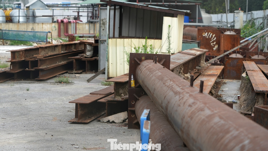 Hệ thanh chống bằng thép đã được tập kết về công trường để thi công các phân đoạn tiếp theo của Dốc hạ ngầm.