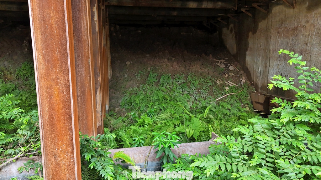 Dự án đường sắt Nhổn - ga Hà Nội khởi công năm 2009, kế hoạch hoàn thành năm 2015, nhưng sau bốn lần lùi tiến độ, mốc mới toàn tuyến dự kiến là 2027. Tuyến đường dài 12,5 km, với 8 ga trên cao, 4 ga ngầm, đi qua 6 quận, gồm Bắc Từ Liêm, Nam Từ Liêm, Cầu Giấy, Đống Đa, Hoàn Kiếm và Ba Đình.