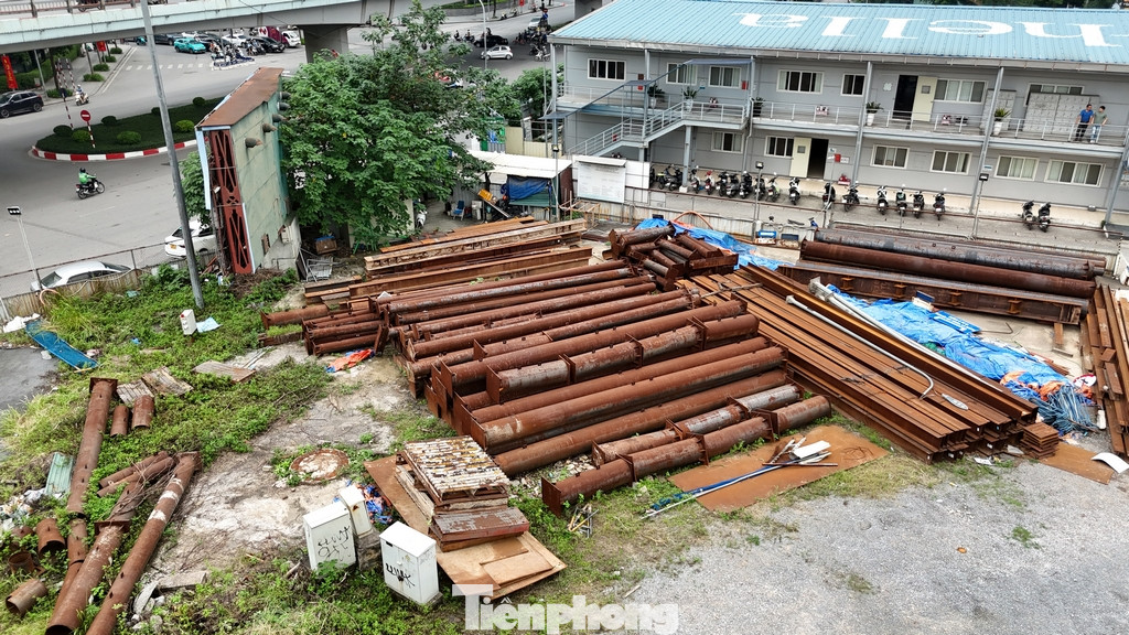Hệ thanh chống bằng thép đã được tập kết về công trường để thi công các phân đoạn tiếp theo của Dốc hạ ngầm.