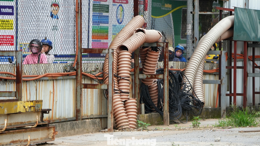 Hệ thanh chống bằng thép đã được tập kết về công trường để thi công các phân đoạn tiếp theo của Dốc hạ ngầm.