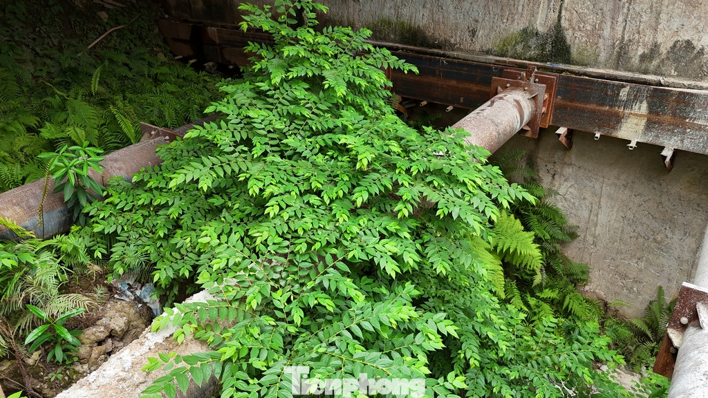 Dự án đường sắt Nhổn - ga Hà Nội khởi công năm 2009, kế hoạch hoàn thành năm 2015, nhưng sau bốn lần lùi tiến độ, mốc mới toàn tuyến dự kiến là 2027. Tuyến đường dài 12,5 km, với 8 ga trên cao, 4 ga ngầm, đi qua 6 quận, gồm Bắc Từ Liêm, Nam Từ Liêm, Cầu Giấy, Đống Đa, Hoàn Kiếm và Ba Đình.