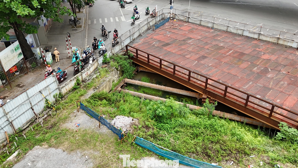 Hệ thanh chống bằng thép đã được tập kết về công trường để thi công các phân đoạn tiếp theo của Dốc hạ ngầm.