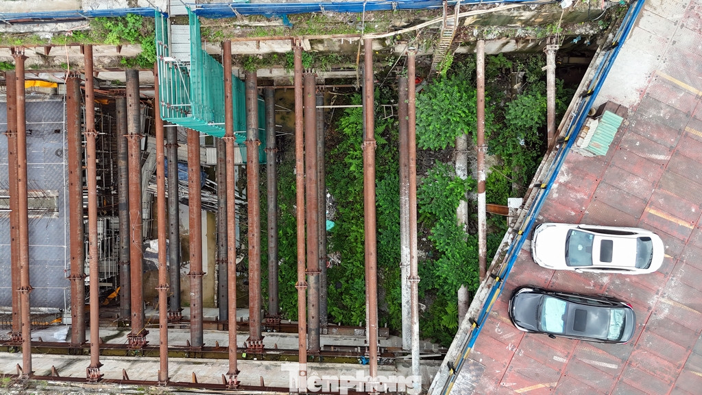 Đoạn Dốc hạ ngầm gồm 2 loại kết cấu là hầm hở và hầm hộp, trong ảnh là phần hầm hộp, ở thời điểm hiện tại nhà thầu đã thi công xong phần tường chắn, kết cấu hộp hầm sẽ triển khai trong thời gian tới. Sau khi hoàn thành, phần bề mặt đường bên trên sẽ được hoàn trả để phục vụ giao thông đường bộ đô thị.