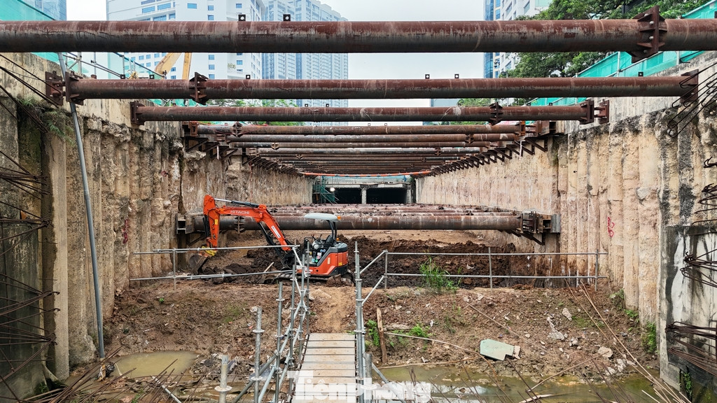 Với đoạn ngầm, nhà thầu đang tập trung thi công kết cấu các ga ngầm để máy khoan hầm bằng robot làm việc.