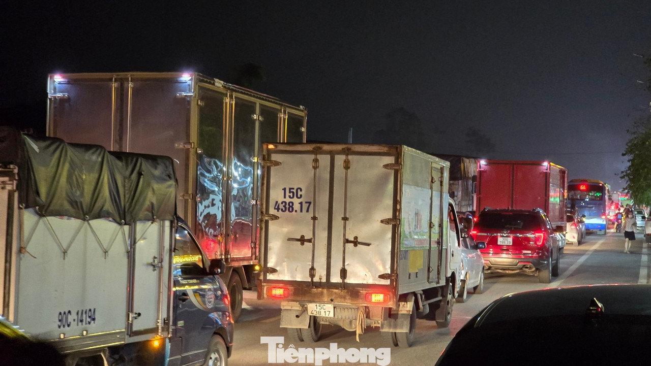 Các xe ô tô đi san sát nhau khiến cho xe máy cũng khó lòng có thể lách qua.