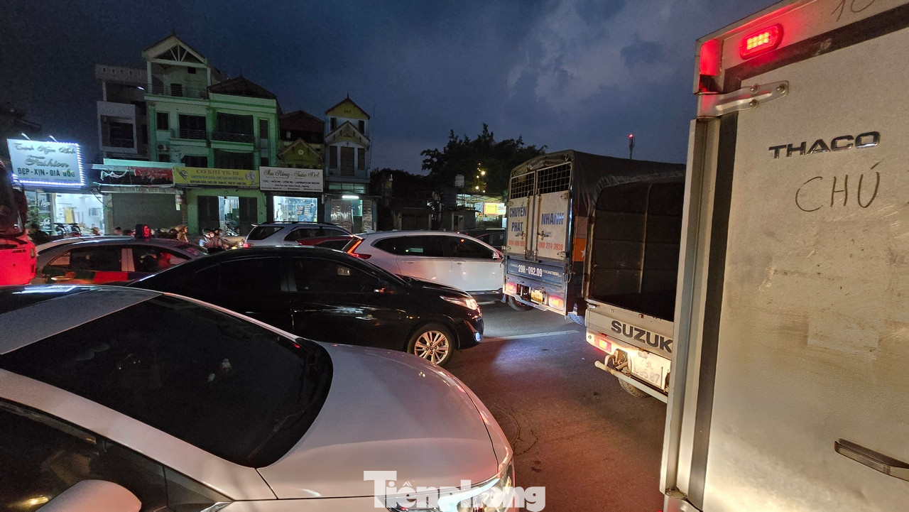 Các xe ô tô đi san sát nhau khiến cho xe máy cũng khó lòng có thể lách qua.