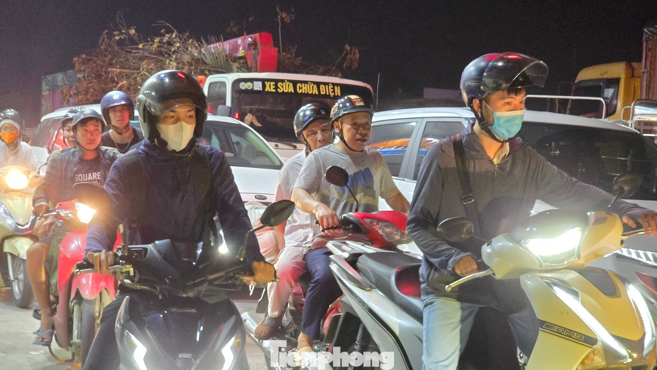 Phần lớn các tài xế có xe gầm thấp không dám di chuyển trên đường cao tốc do lo sợ ngập.