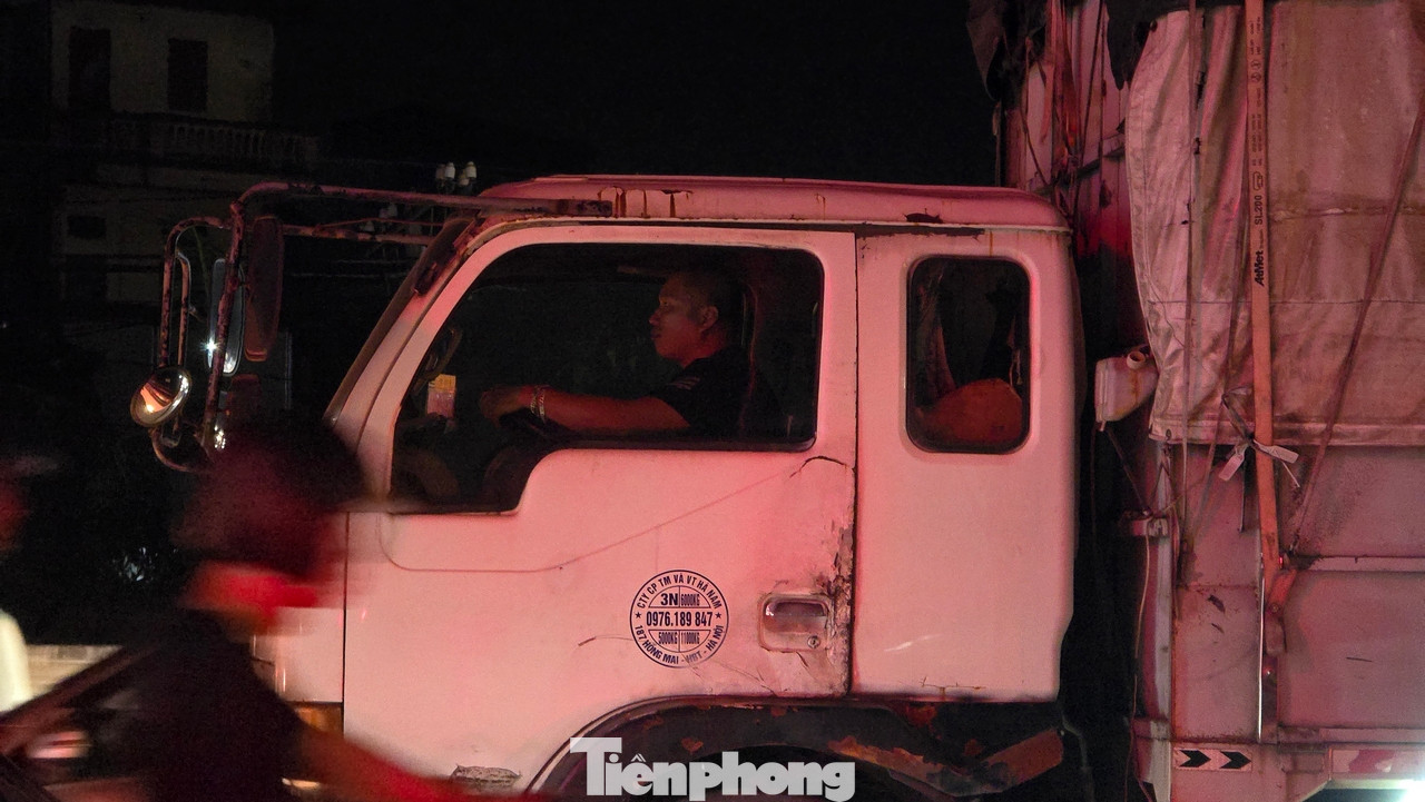 Anh Văn nhà ở Hà Nam đã ngồi trên xe hơn một tiếng đồng hồ vẫn chưa đi qua được đoạn đường Quán Gánh này.
